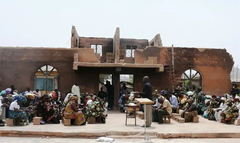 Igreja resiste a ataque extremista na Nigéria com fé: “Eles gritavam ‘Allahu Akbar’, e nós ‘Aleluia'”