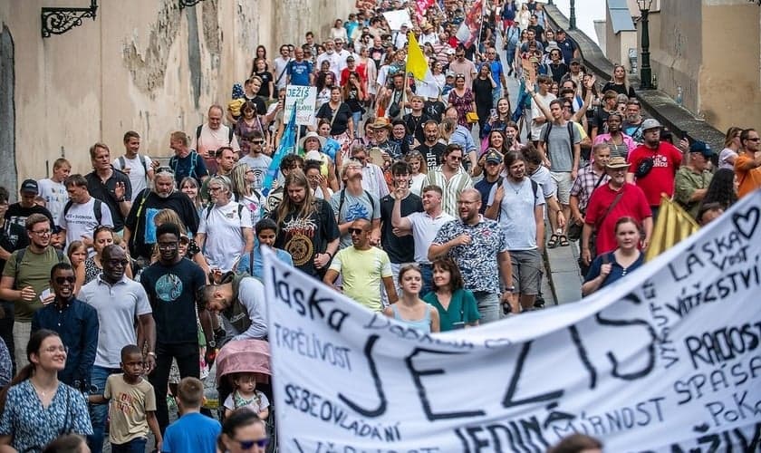 Marcha para Jesus reúne centenas sob chuva em Praga: fé e unidade marcam o evento na capital tcheca