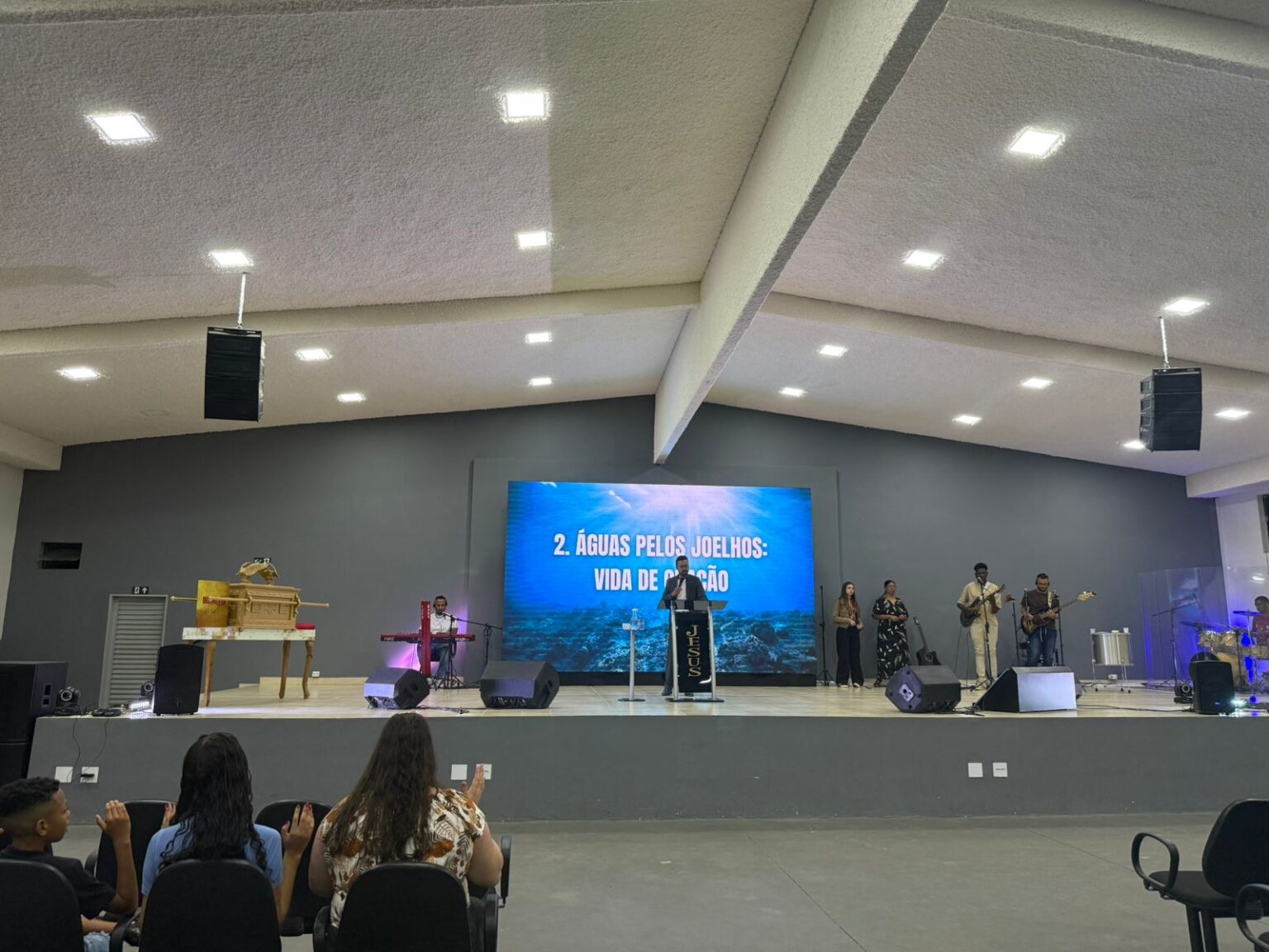 Perdeu o Culto do Dia 17? Uma Noite de Fé e Profundidade com o Pastor Renato Junior