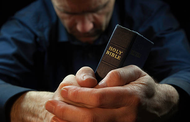 Missionários relatam milagre no Irã: guardas foram “cegados por Deus” durante entrega de Bíblias