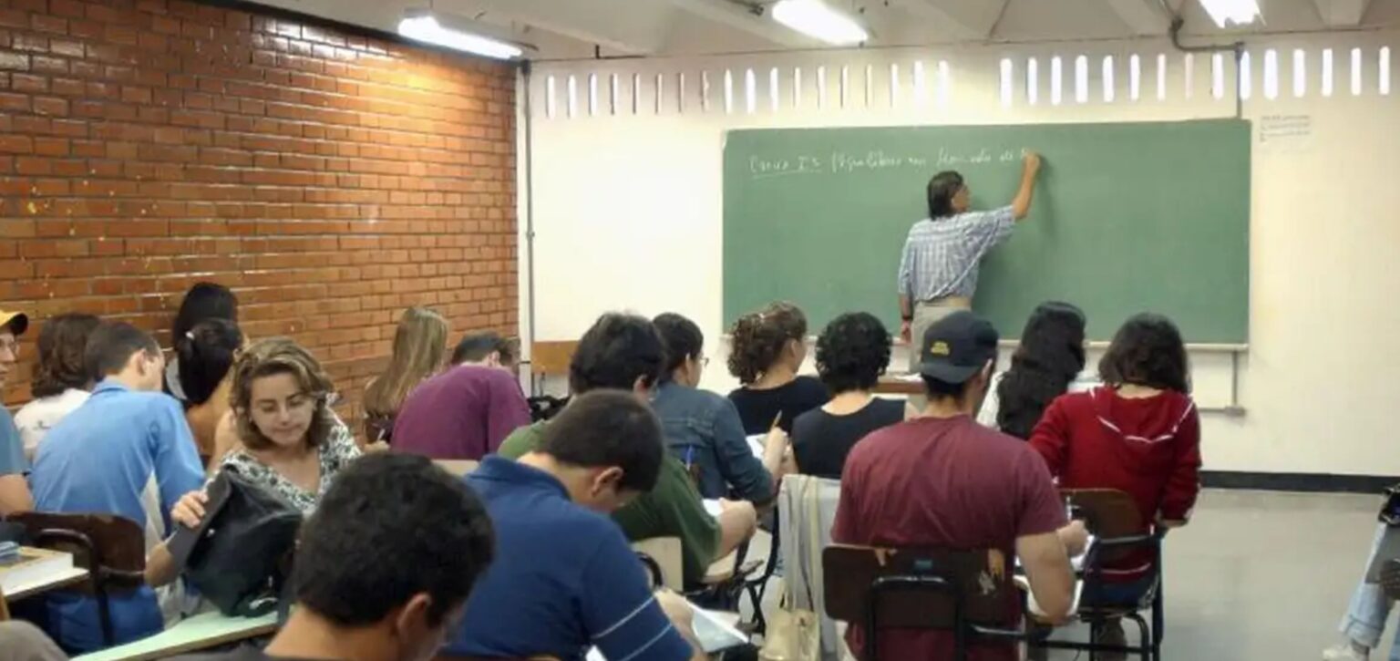 Ensino superior no Brasil pode mais que dobrar salário