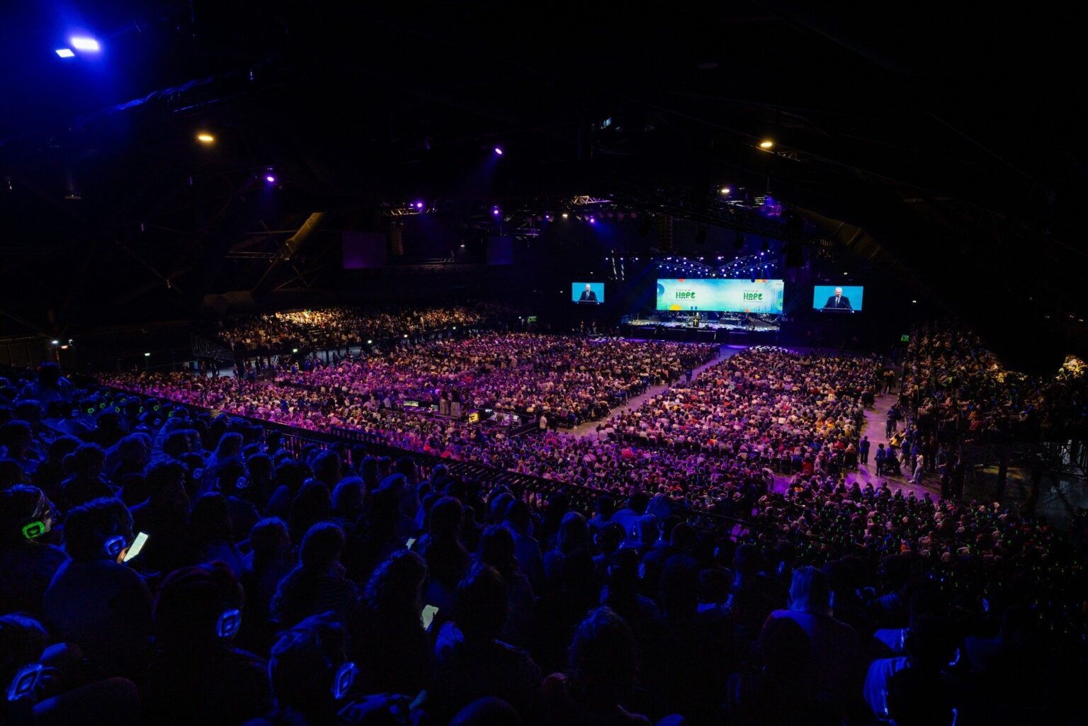 Culto evangelístico reúne 14 mil pessoas na Bélgica e mais de mil decidem seguir a Jesus
