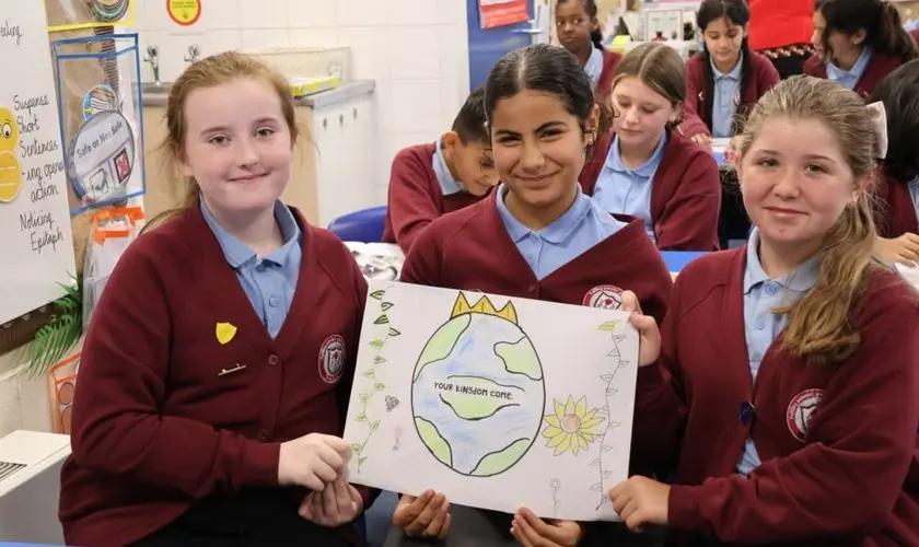 Milhares de alunos na Inglaterra se unem em oração coletiva do “Pai Nosso”