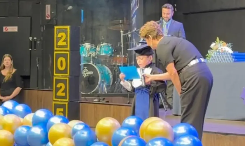 Menino com síndrome rara agradece a Deus em formatura e emociona público: “A Ele toda honra” Clique de Guilherme em seu discurso no dia de sua formatura