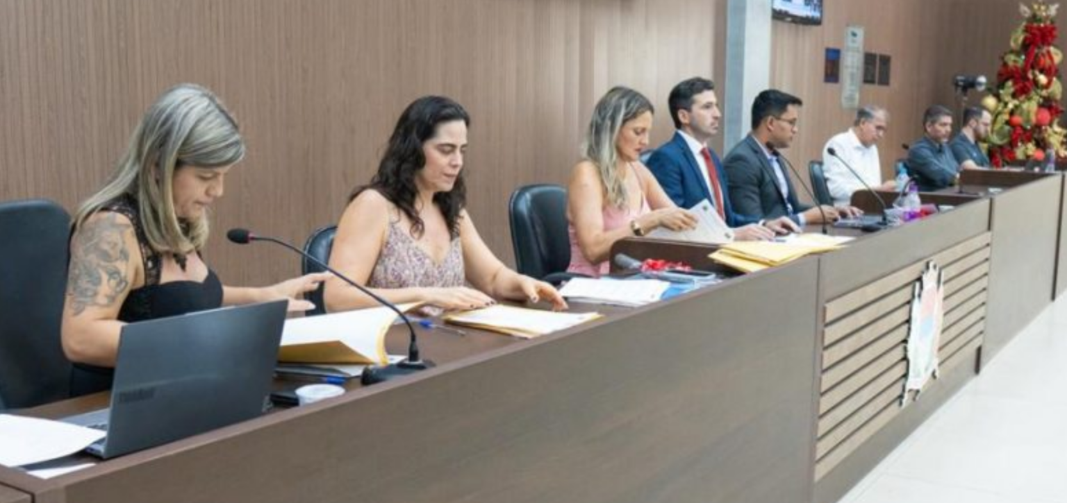 Câmara adia concessão da Área Azul, aprova isenção de IPTU e alienação de imóveis