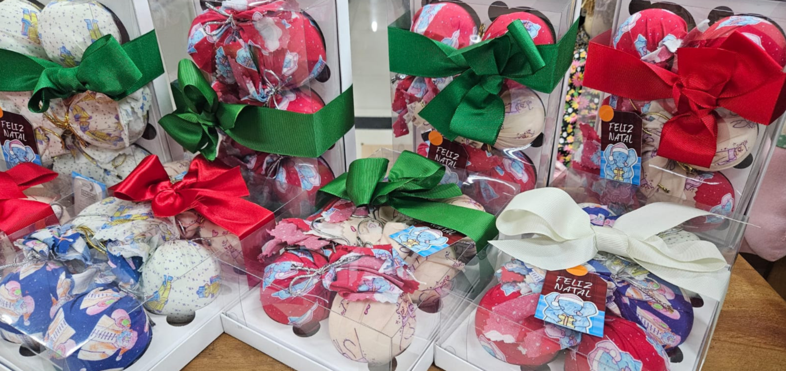 Bolinhas natalinas com estampa de desenhos de pacientes do Hospital de Amor estão à venda no North Shopping Barretos