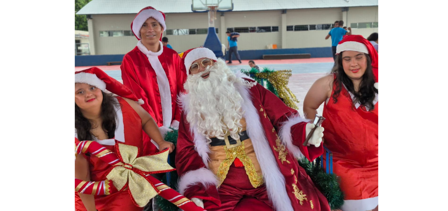 Papai Noel emociona atendidos na chegada à APAE Franca
