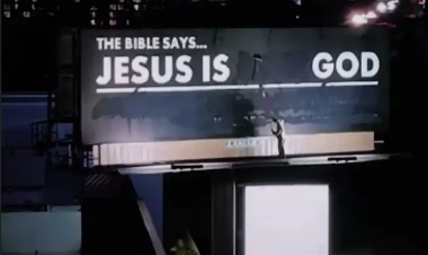 Homem altera cartaz com frase “Jesus não é Deus” e transforma mensagem em afirmação cristã