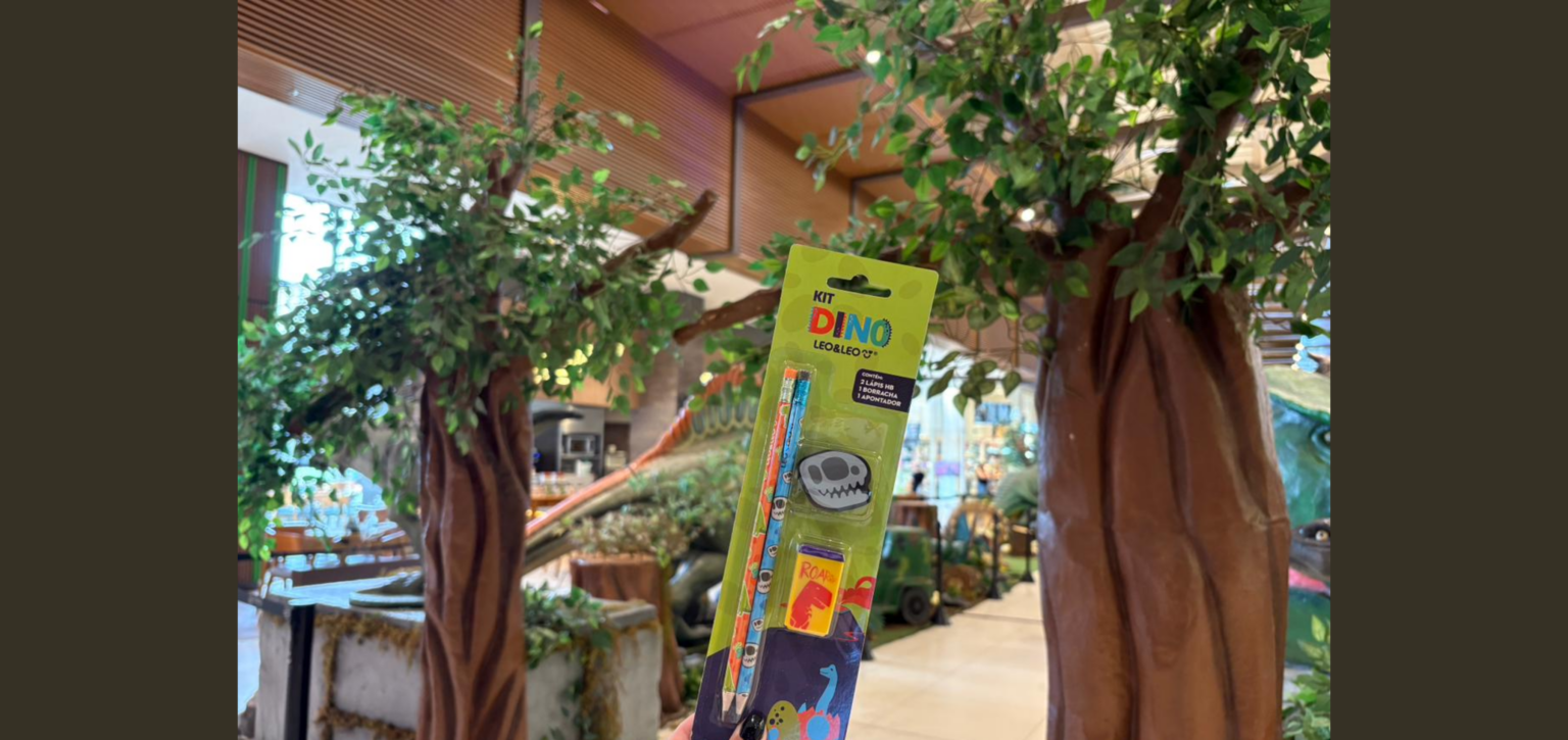Franca Shopping presenteia clientes com kit escolar temático de dinossauros