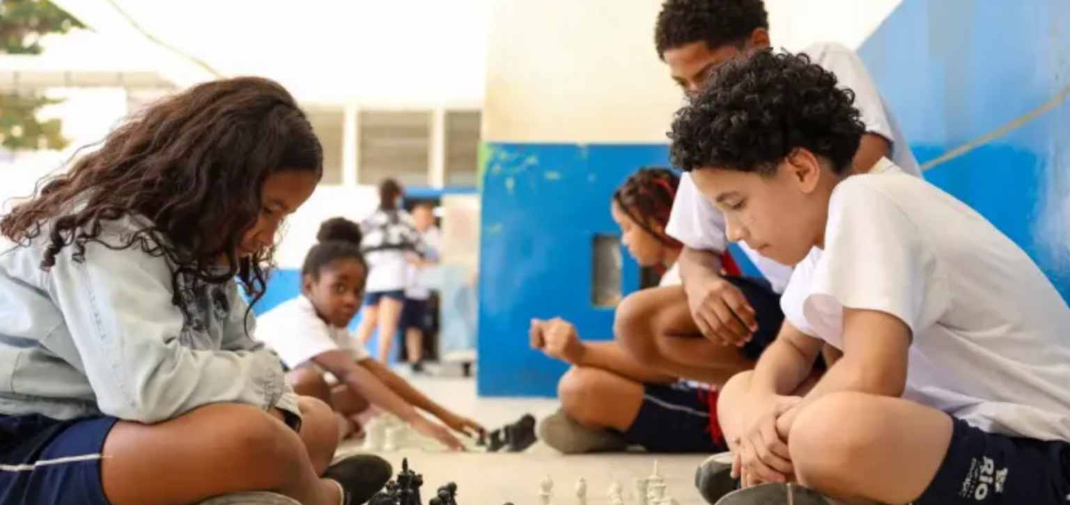 MEC fará pesquisa sobre impacto da restrição de celular nas escolas