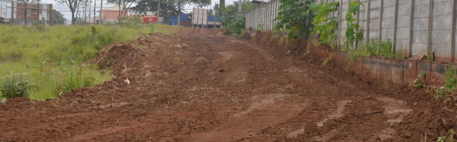 Prefeitura inicia limpeza de vias no entorno do novo Hospital Estadual para asfaltamento