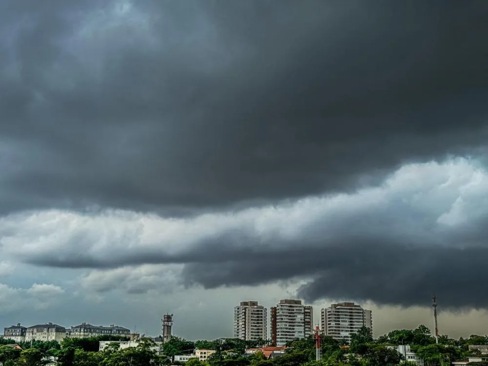 Semana começa com céu fechado, risco de temporal e Franca já soma 55% da chuva prevista para fevereiro