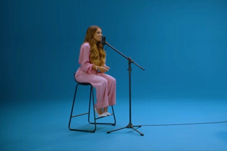 Gabriela Rocha relança “Palavras” e conecta gerações com clássico de Lauriete