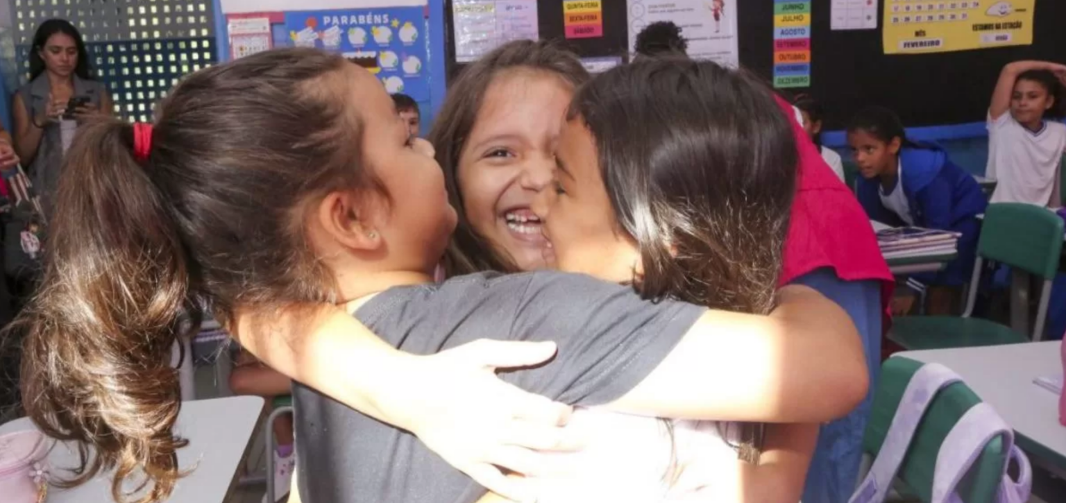 16 mil alunos da rede municipal voltam às aulas hoje