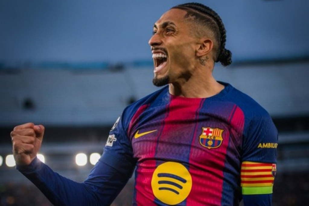 Show de Raphinha: FC Barcelona goleia e avança às quartas da Champions com autoridade