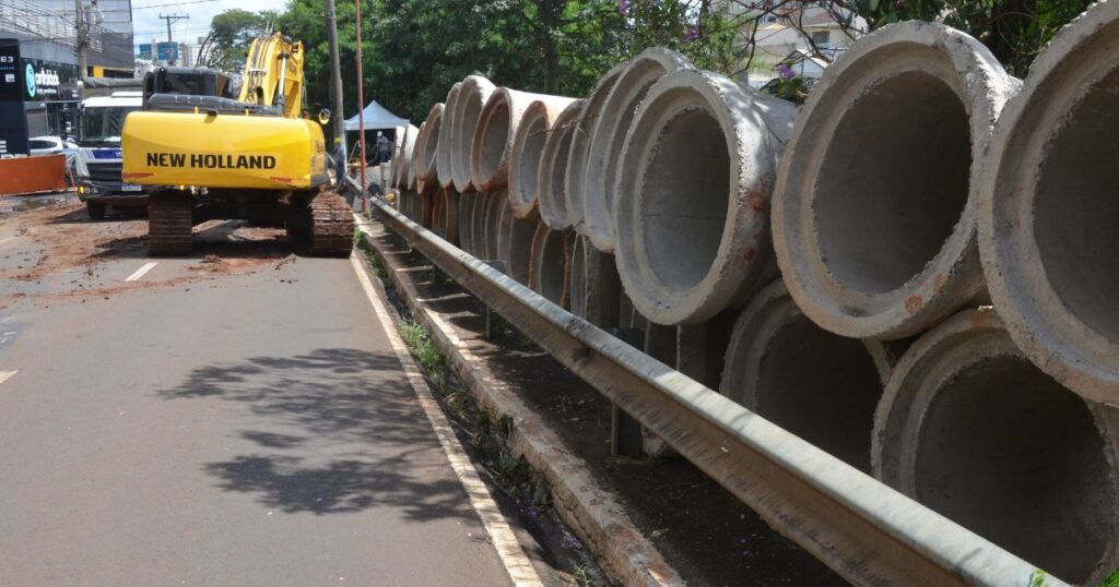 Obras em avenida tem tubulações de 1000 milímetros de diâmetro