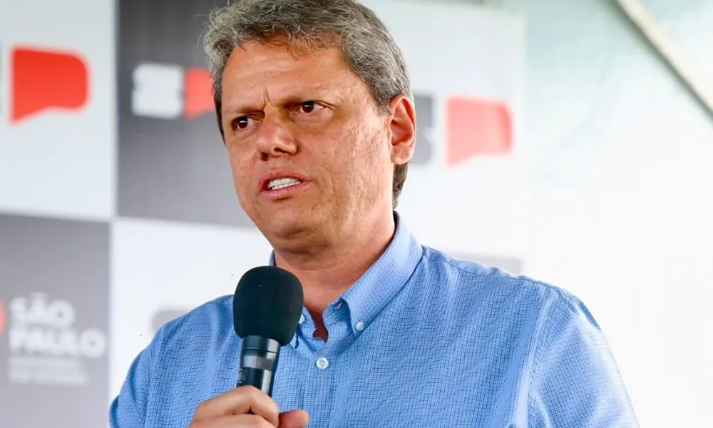 Lei sancionada por Tarcísio de Freitas reforça execução semanal do Hino nas escolas de São Paulo