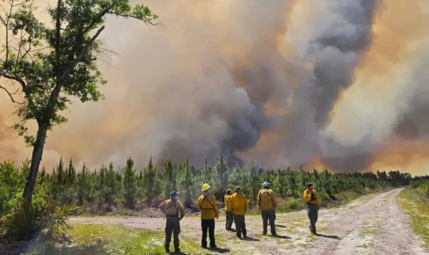 Chuvas após orações fortalecem combate a incêndios no Geórgia e líderes falam em intervenção divina