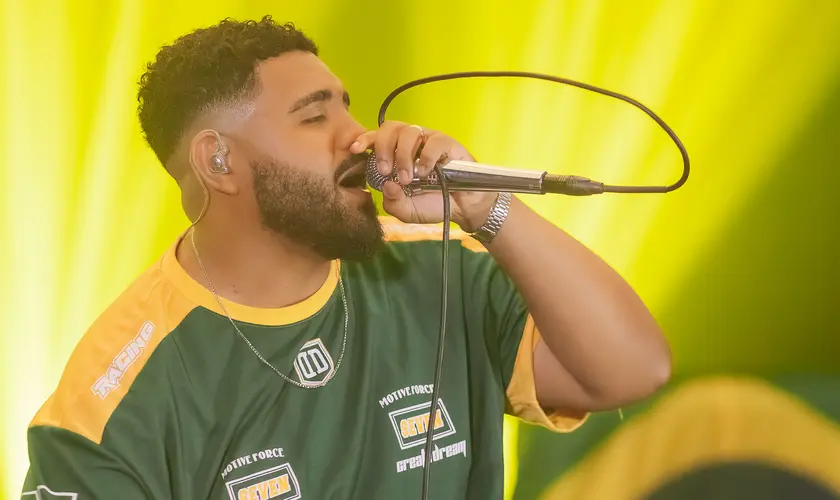 Silas Magalhães lança “Bênçãos Reais” e mistura clima de Copa com samba e funk