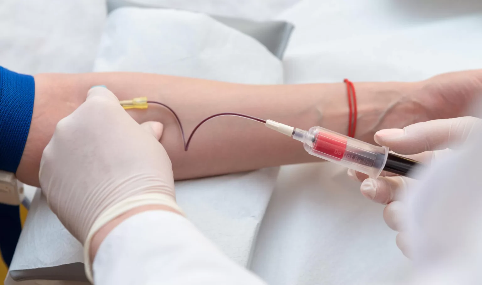 Novos tratamentos com canetas pré-preenchidas trazem avanço na prevenção de sangramentos em pessoas com hemofilia