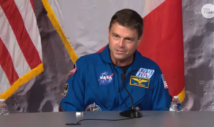 Astronauta da NASA se emociona após voltar do espaço e relata experiência que “foi além da compreensão humana”