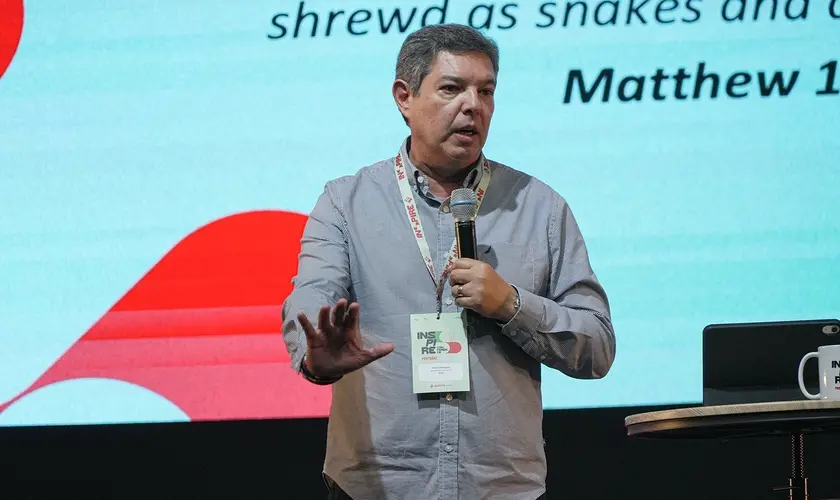 Pastor Márcio Marques fortalece líderes cansados durante conferência cristã em Portugal