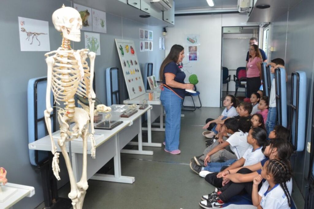 Ciênciamóvel leva experiências científicas a escola no Jardim Palestina em Franca