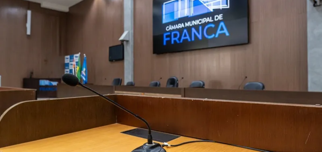 Câmara de Franca vota projetos sobre medicamentos, negativação e terapia com animais