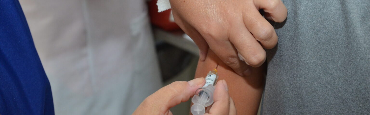 Anvisa amplia uso da vacina contra VSR para adultos a partir de 18 anos e reforça estratégia de prevenção no país
