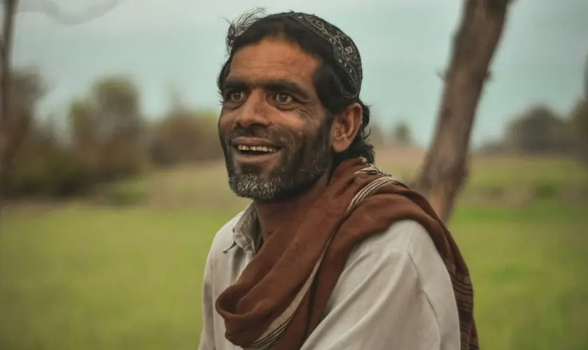 Hindu vai a culto para matar cristãos, ouve pregação e entrega faca após aceitar Jesus no Paquistão