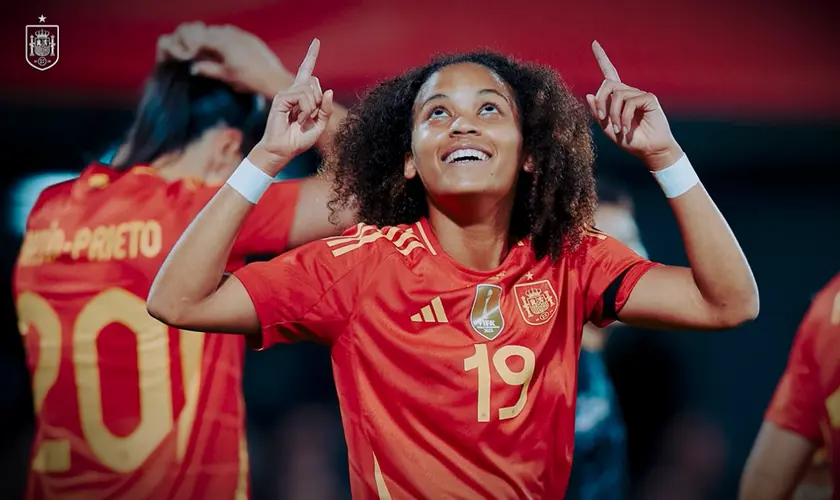 Aos 19 anos, Vicky López une fé e futebol no Barcelona campeão