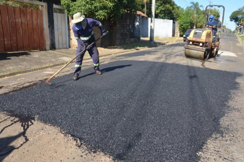 Prefeitura intensifica operação tapa-buracos e reforça sinalização em bairros de Franca