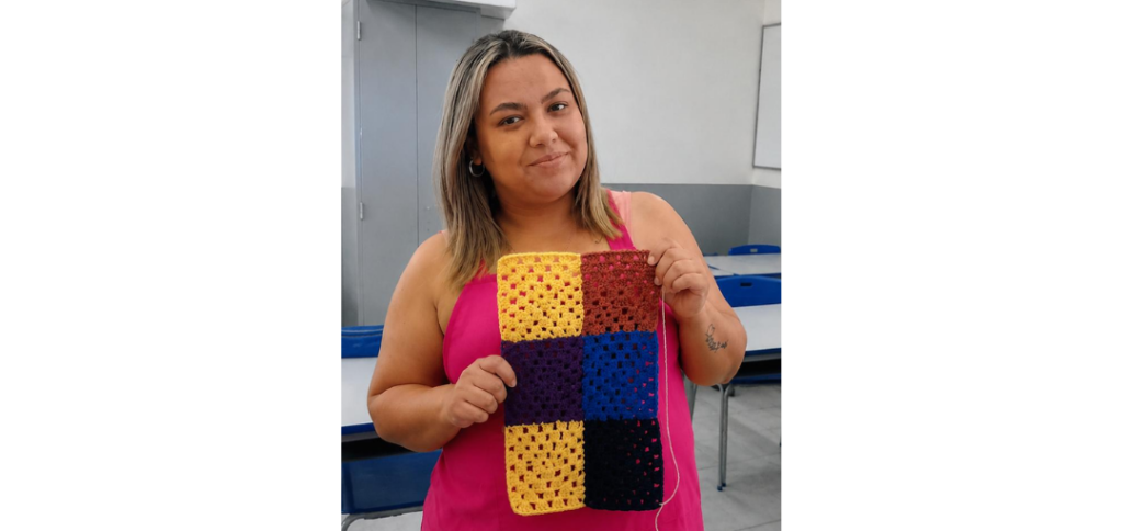 Arte, Afeto e Empreendedorismo: O Lindo Projeto de Crochê da Professora Débora Chaves na Escola Sudário Ferreira