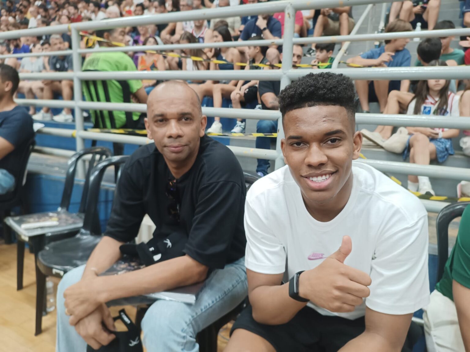 Pastor Ivo Gonçalves e seu filho Estevão acompanham vitória do Sesi Franca sobre o Pinheiros na abertura da final do NBB