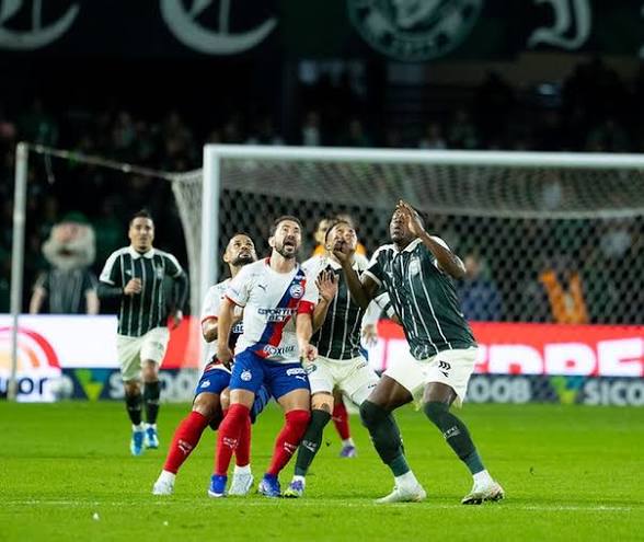 Coritiba vira sobre o Bahia e encosta no G-4 do Brasileirão