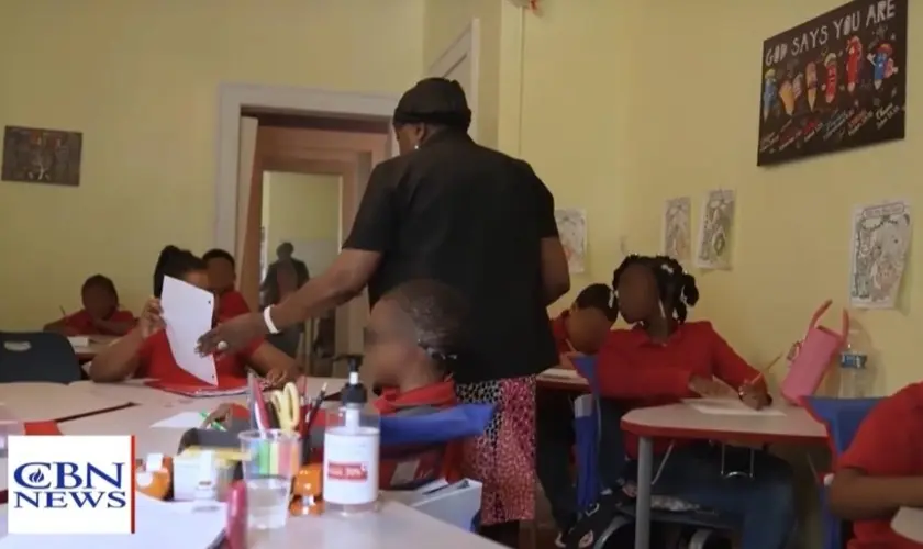 Escola cristã gratuita transforma vidas de crianças com educação e ensino bíblico nos Estados Unidos