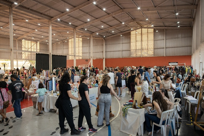 Arraiá da Feira de Quem Faz reúne artesãos, brechós e atrações culturais em edição temática junina
